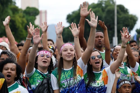Marcha para Jesus reúne milhares de fiéis no centro do Rio de Janeiro