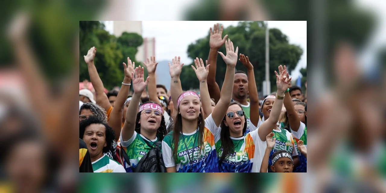 Marcha para Jesus reúne milhares de fiéis no centro do Rio de Janeiro