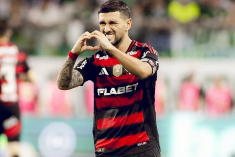 Fora de casa, Flamengo vence o Palmeiras e encosta na liderança do Brasileirão