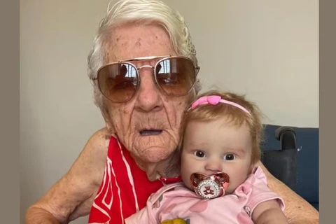 Filha usa bebê reborn como terapia para mãe com Alzheimer