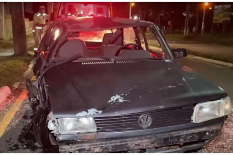 Motorista perde controle de direção e capota veículo após beijar namorada