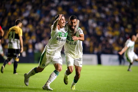 Coritiba vence o Criciúma jogando fora de casa e sobe para 3º na tabela