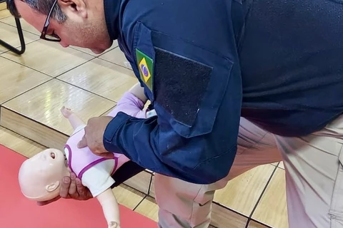 Recém-nascido engasgado com leite é salvo por PRFs no Paraná