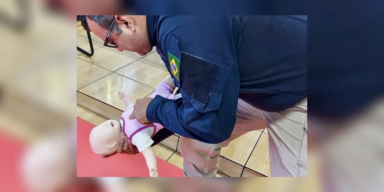 Recém-nascido engasgado com leite é salvo por PRFs no Paraná