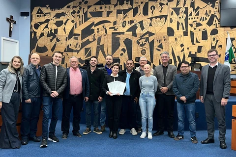 Prefeita Elizabeth Schmidt entrega projetos de revisão do Plano de Diretor na Câmara Municipal