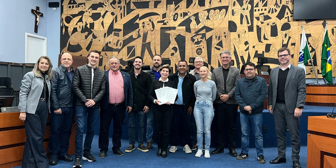 Prefeita Elizabeth Schmidt entrega projetos de revisão do Plano de Diretor na Câmara Municipal