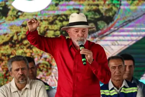 'Não podemos votar em qualquer tranqueira para governar o país', diz Lula