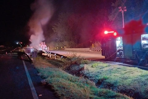 VIDEO: motorista morre após carreta carregada com combustível tombar e pegar fogo na madrugada 