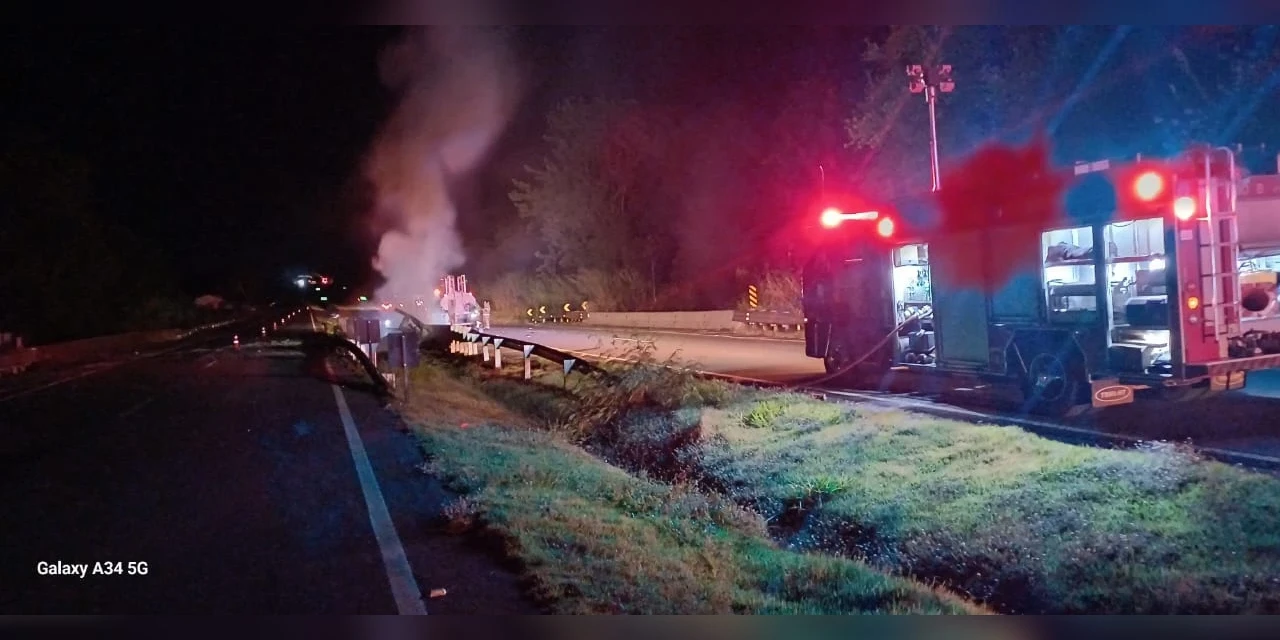 VIDEO: motorista morre após carreta carregada com combustível tombar e pegar fogo na madrugada 