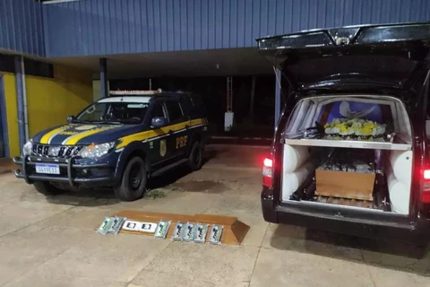 Motorista é flagrado com 160 kg de cocaína dentro de caixão