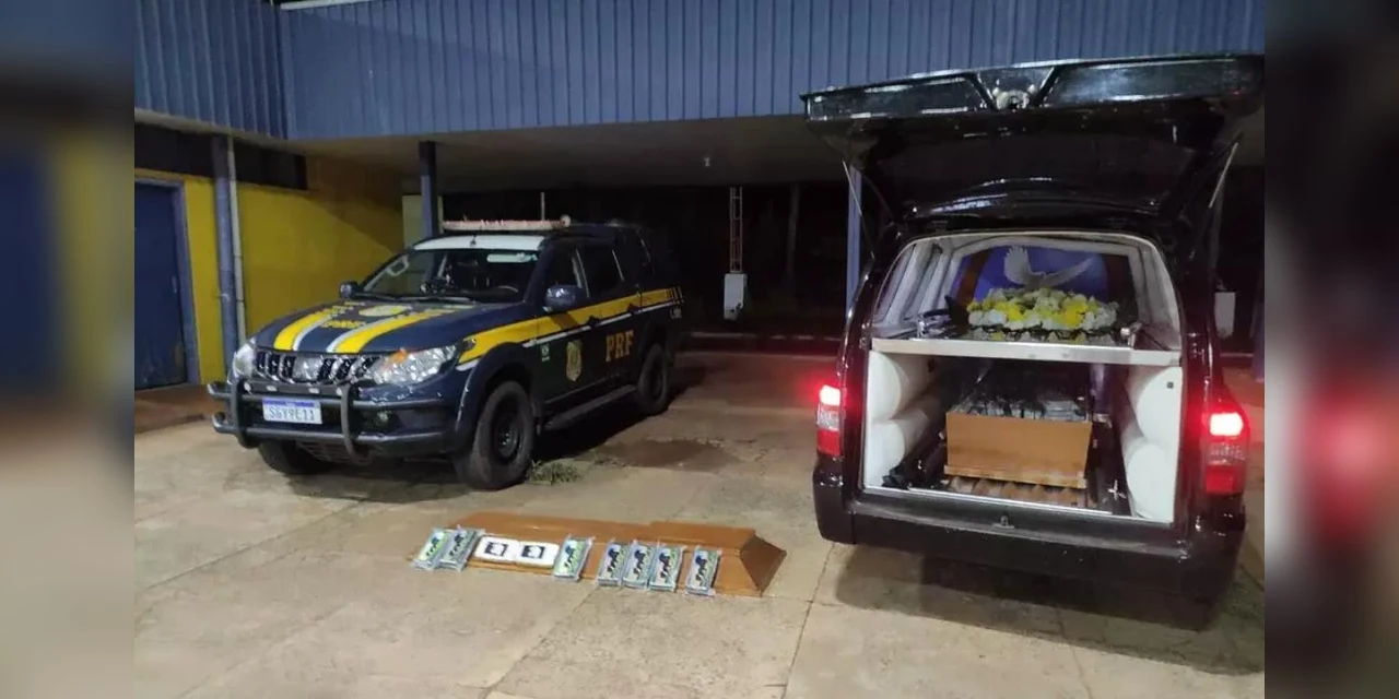 Motorista é flagrado com 160 kg de cocaína dentro de caixão