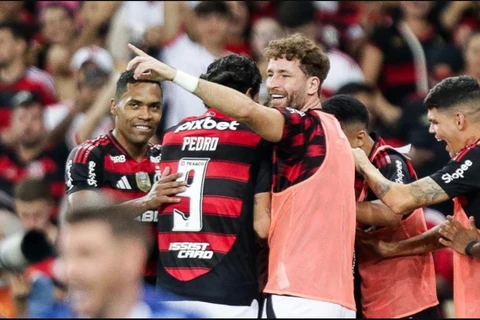 Flamengo goleia o Fortaleza e assume a liderança do Brasileirão