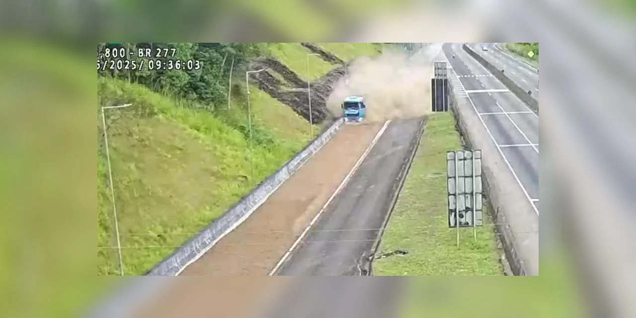 VIDEO: carreta carregada com farelo de soja acessa área de escape da BR-277