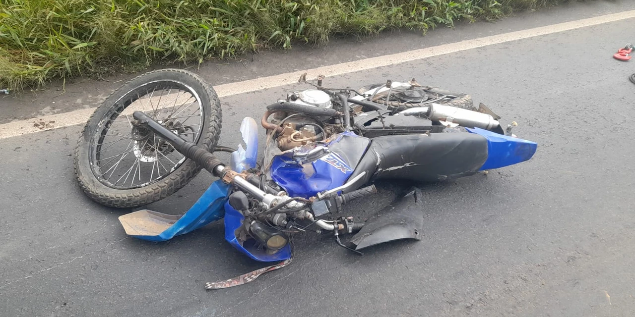 Motociclista fica ferido após colidir na traseira de caminhão na BR-376, em Imbaú