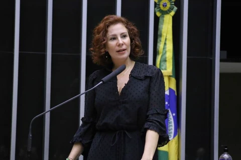 PGR pede ao Supremo prisão de Carla Zambelli após ela deixar o Brasil