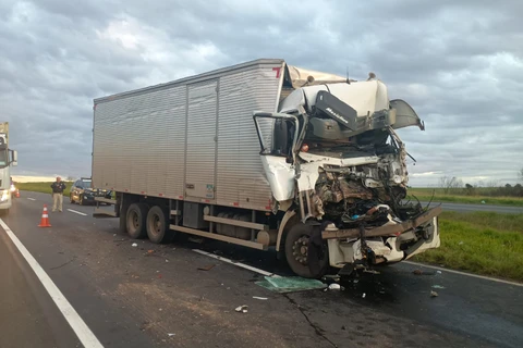 Colisão entre dois caminhões na BR-376, em Palmeira deixa motorista gravemente ferido