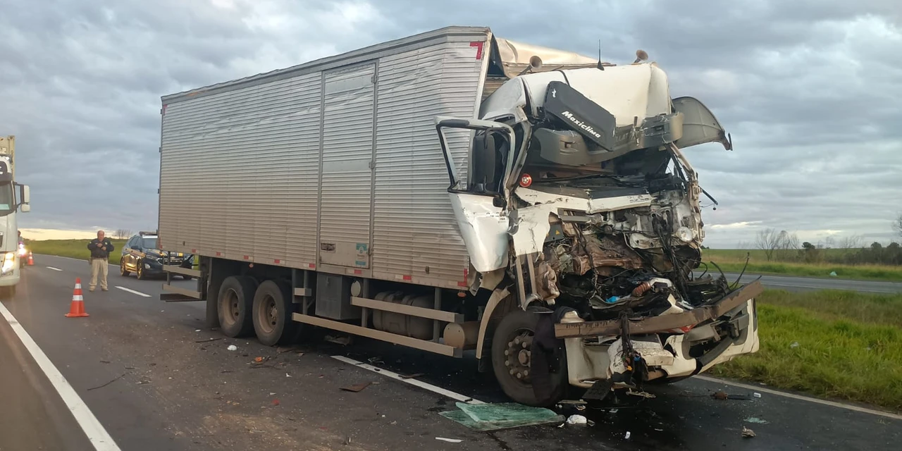 Colisão entre dois caminhões na BR-376, em Palmeira deixa motorista gravemente ferido
