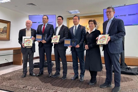 Prefeita Elizabeth Schmidt apresenta projeto da fábrica da XBRI para o governador Ratinho Jr.