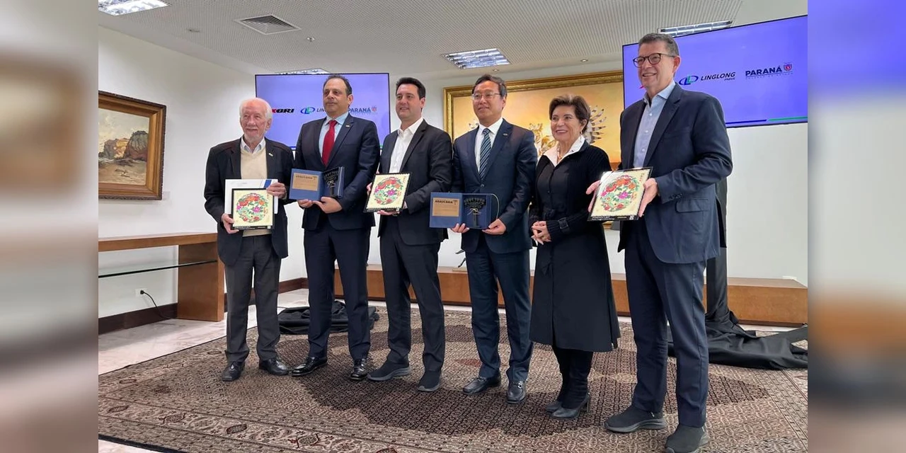 Prefeita Elizabeth Schmidt apresenta projeto da fábrica da XBRI para o governador Ratinho Jr.