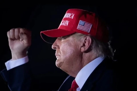 Trump proíbe entrada nos Estados Unidos de viajantes de 12 países