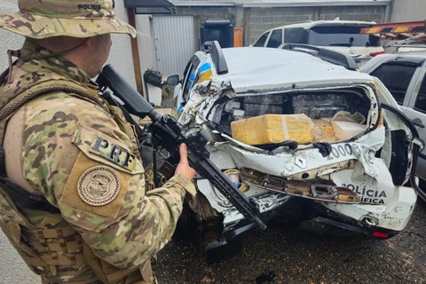 PRF apreende falsa viatura policial carregada de maconha em São Luiz do Purunã