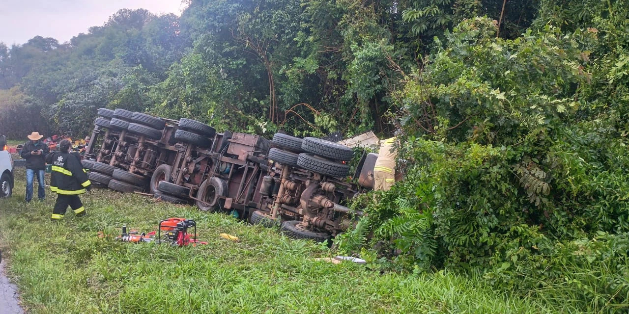 Caminhoneiro morre preso às ferragens após acidente na BR-373, em Ponta Grossa 
