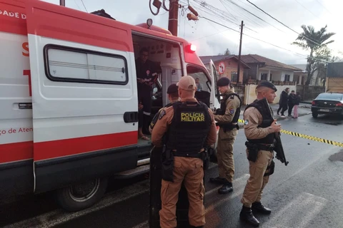 Homem em surto psicótico armado de faca mobiliza polícia em Castro       