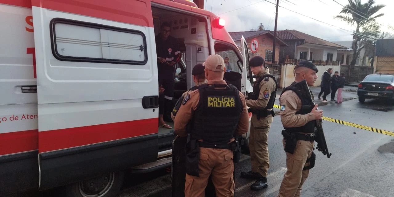 Homem em surto psicótico armado de faca mobiliza polícia em Castro       