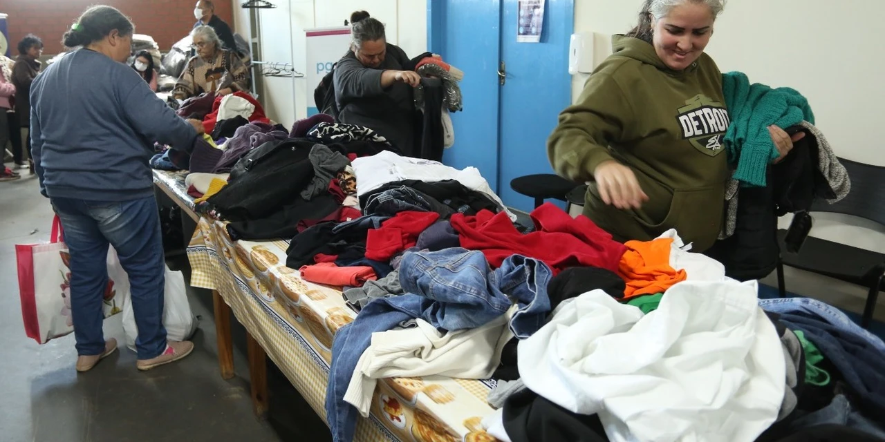 Campanha PG Sem Frio arrecada roupas para pessoas em vulnerabilidade social