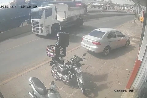 Video flagra jovem de 21 anos sendo atropelado na Souza Naves