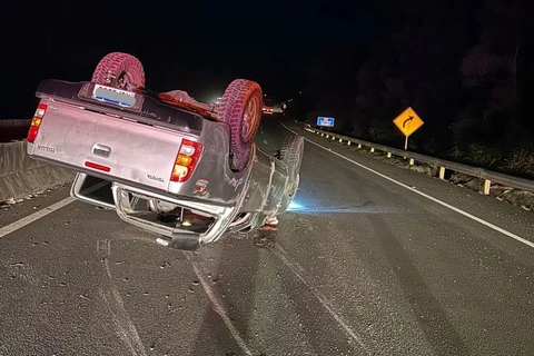 Condutora perde controle de direção e veículo capota na BR-376, em Tibagi 