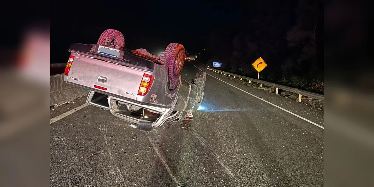 Condutora perde controle de direção e veículo capota na BR-376, em Tibagi 