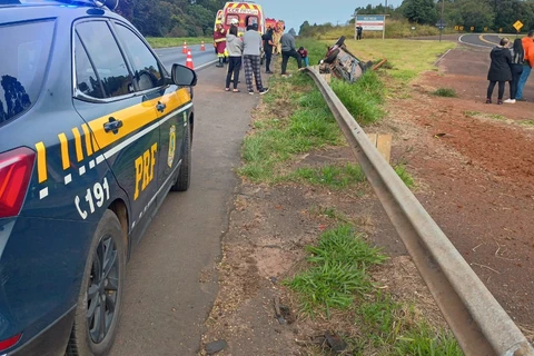 PRF atende capotamento na BR 376 em Ponta Grossa