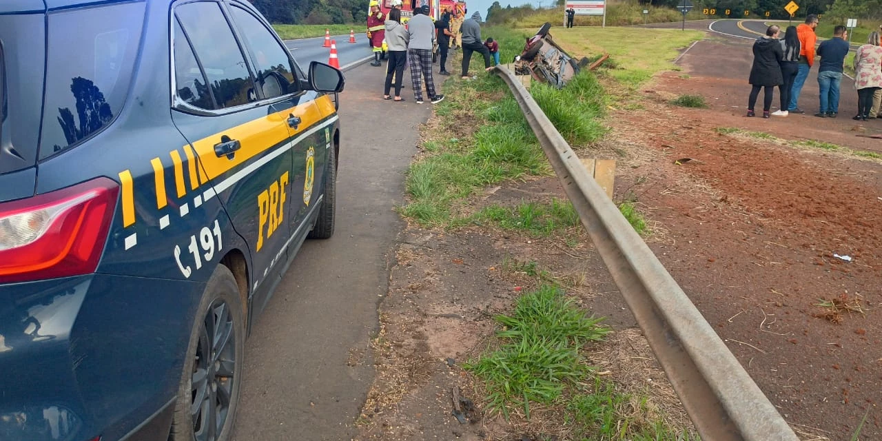 PRF atende capotamento na BR 376 em Ponta Grossa