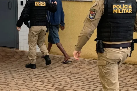 Morador de rua furta ônibus do transporte coletivo e sai dirigindo pelas ruas de cidade do Paraná