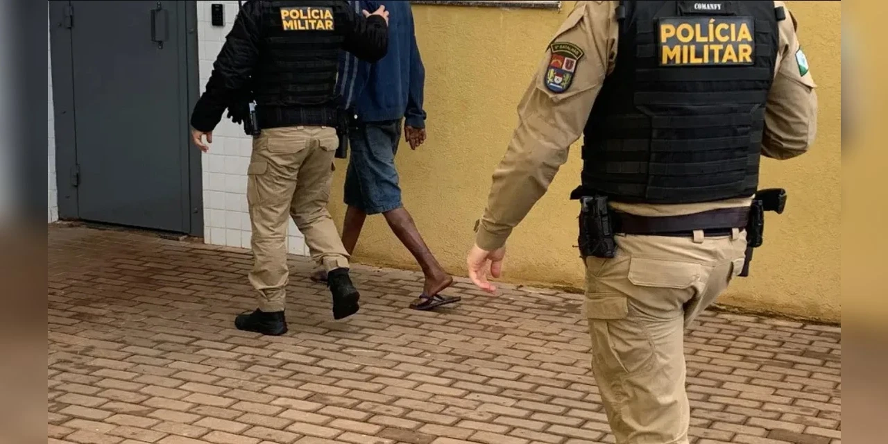 Morador de rua furta ônibus do transporte coletivo e sai dirigindo pelas ruas de cidade do Paraná