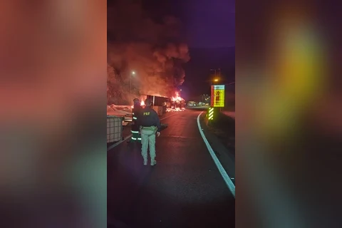 Caminhoneiro morre após caminhão tombar e pegar fogo na BR-376, em Guaratuba 