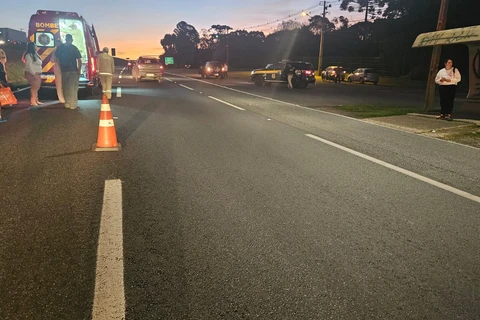 Mulher é atropelada por motocicleta na BR-277, em Campo Largo 