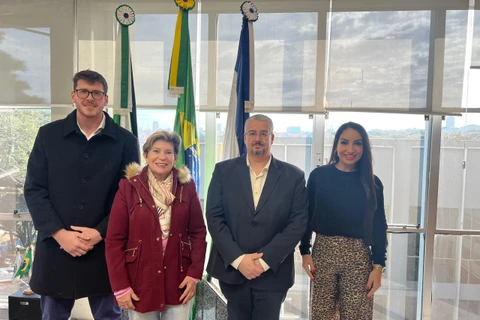 Prefeita Elizabeth Schmidt recebe a CCR PRVias para falar sobre obras em PG