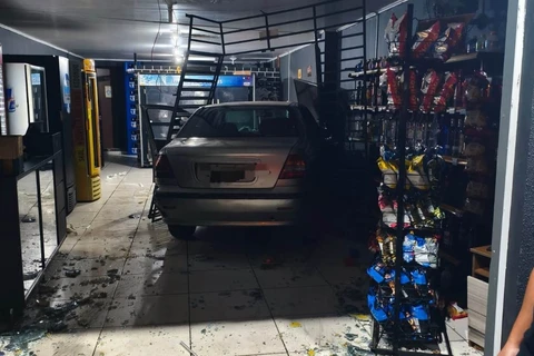 Veículo pilotado por jovem sem CNH e dirigindo alcoolizado invade loja de conveniência em PG 