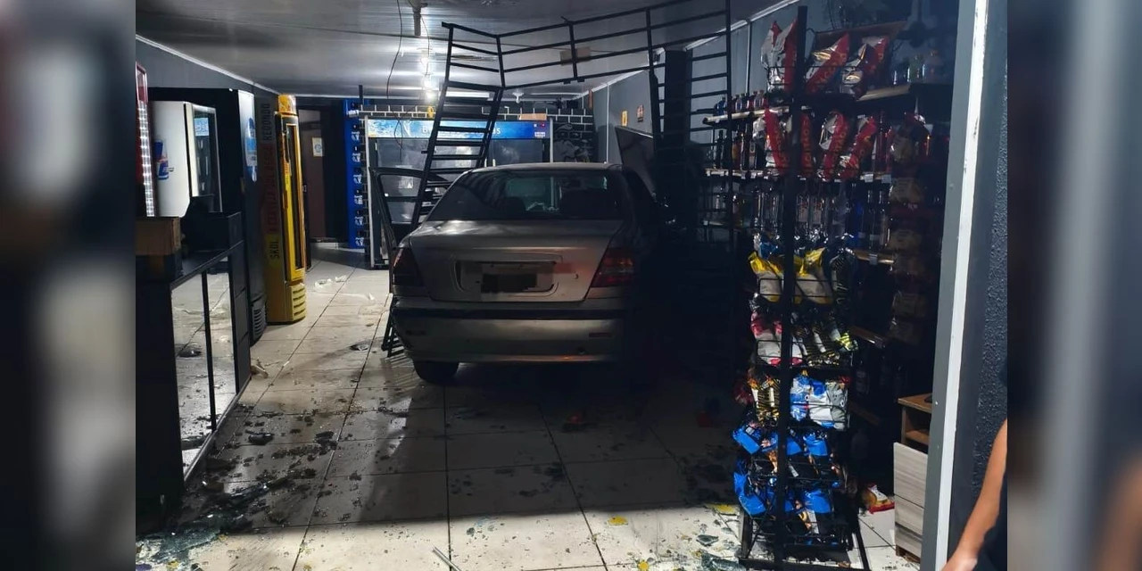 Veículo pilotado por jovem sem CNH e dirigindo alcoolizado invade loja de conveniência em PG 