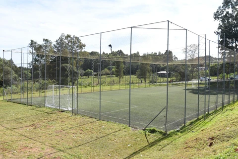 Prefeitura realiza manutenção em campos society nos bairros 