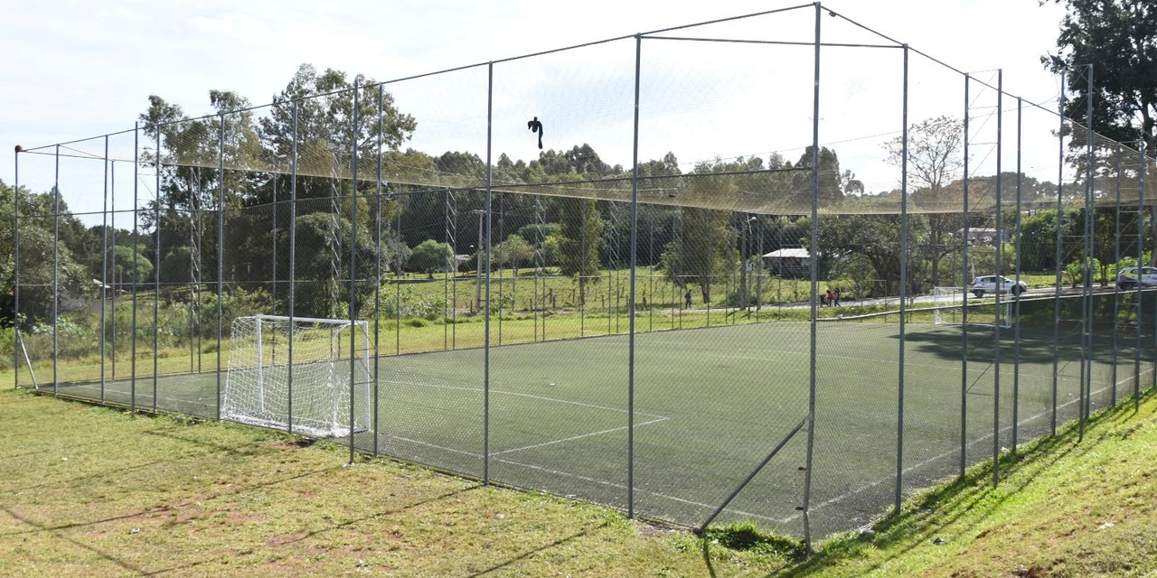 Prefeitura realiza manutenção em campos society nos bairros 