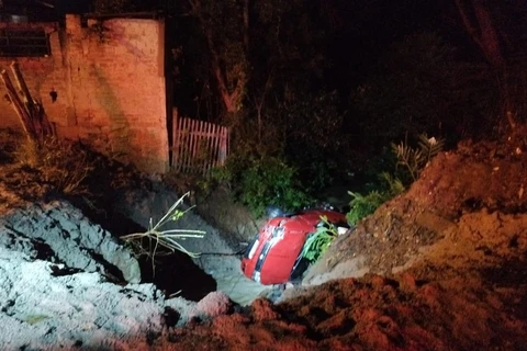 Motorista não percebe final de rua e cai com veículo em arroio em PG
