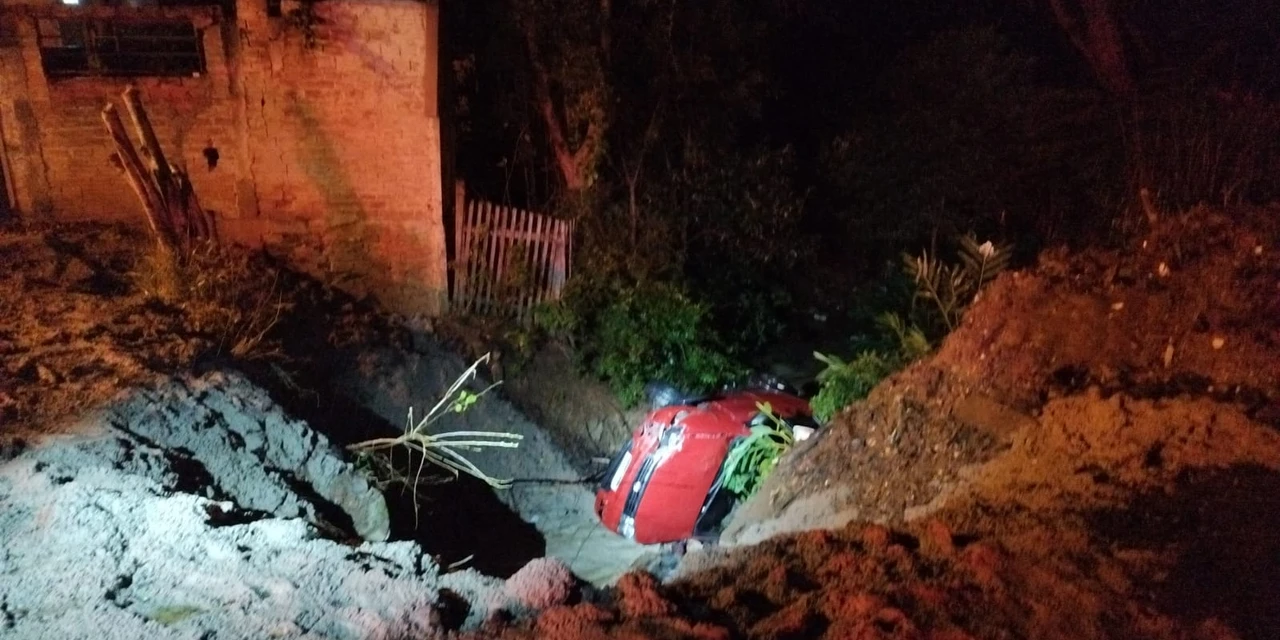 Motorista não percebe final de rua e cai com veículo em arroio em PG
