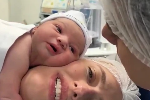Recém-nascida deitada no rosto da mãe enquanto o pai conversa com ela emociona redes sociais 