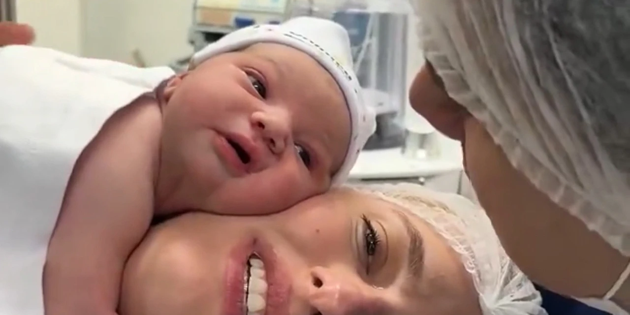 Recém-nascida deitada no rosto da mãe enquanto o pai conversa com ela emociona redes sociais 