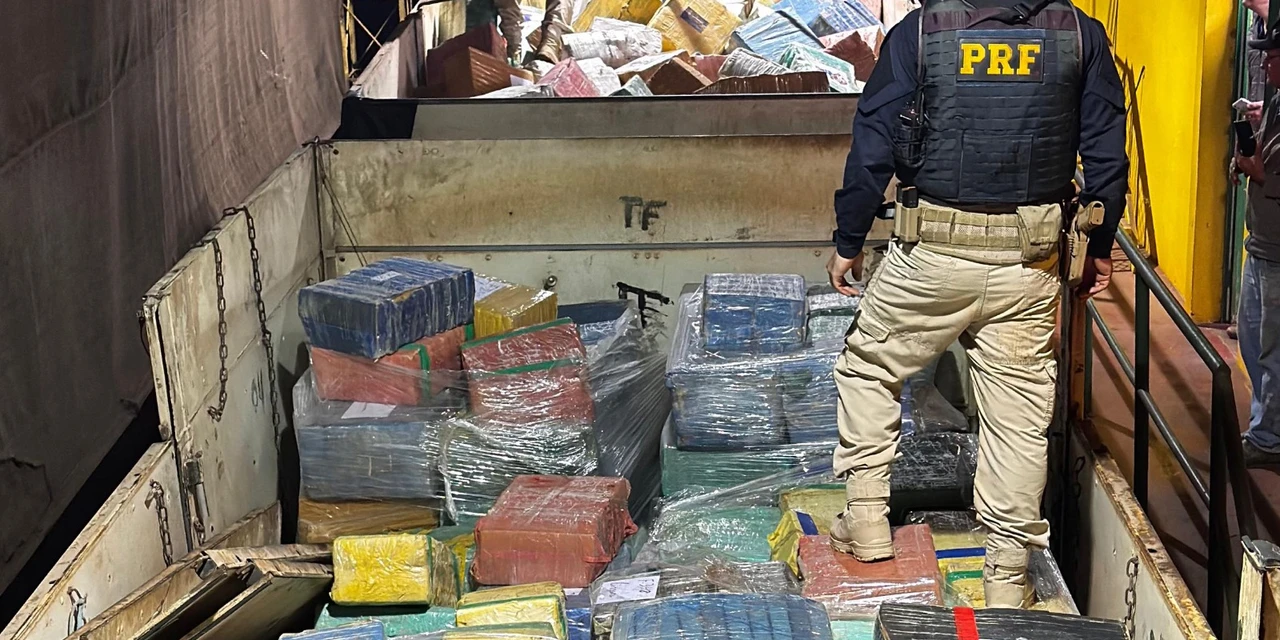 PRF apreende mais de 17 toneladas de maconha em cidade do Paraná 
