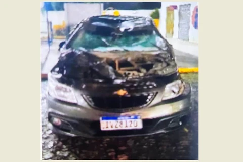 Jovem perde controle e capota carro na PR-151, em Castro