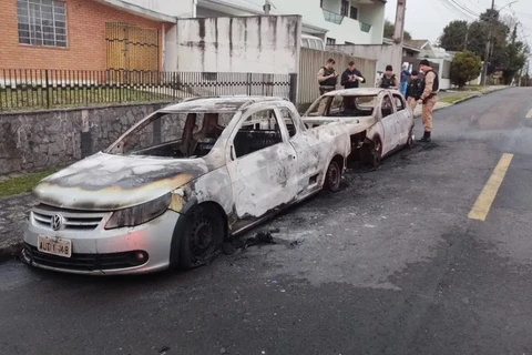 Ataque de ciúmes em balada termina em caos: mulher incendeia carros, invade casa e é presa com tampa de galão no bolso